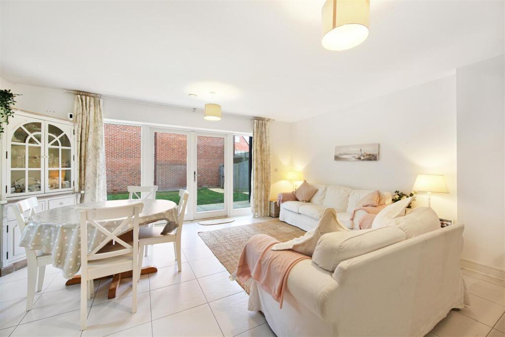 10 Phelps Lane - eJtZAWVMe4II1TOmGg2Z.jpg