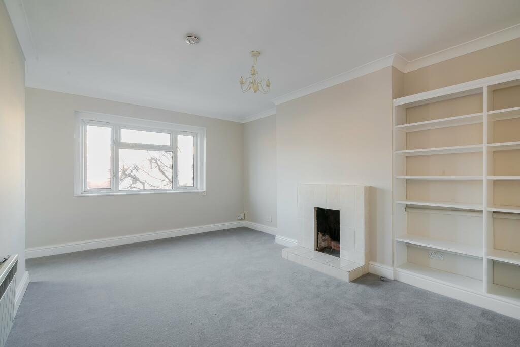 Reception room with balcony