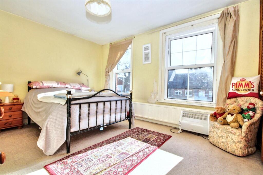 Bedroom 1 .JPG