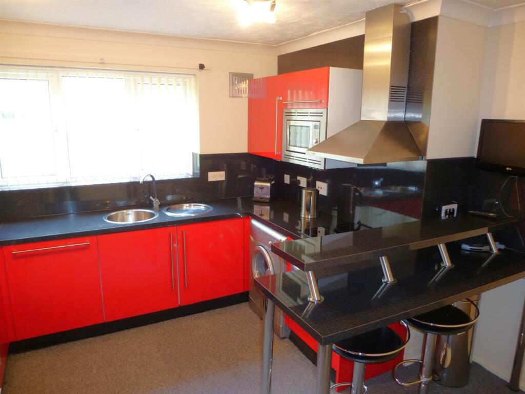 Kitchen2.JPG