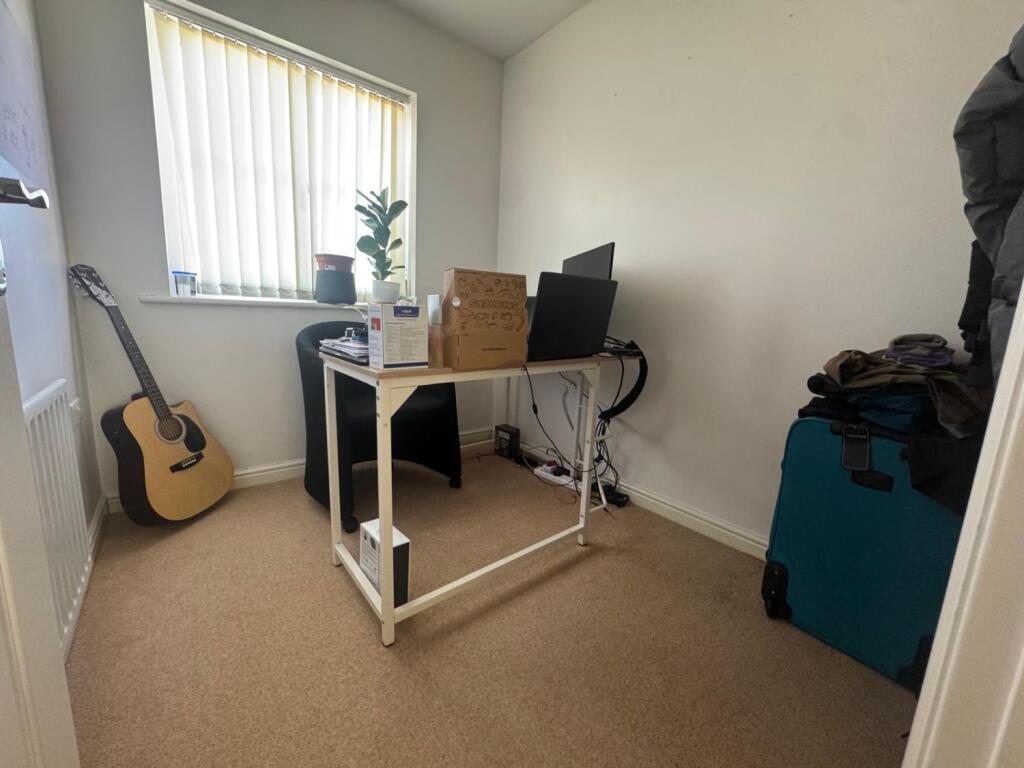 Single bedroom - office or nursery 