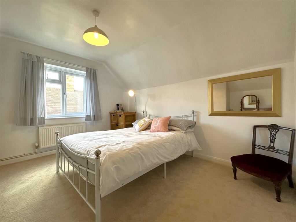 Master Bedroom 009