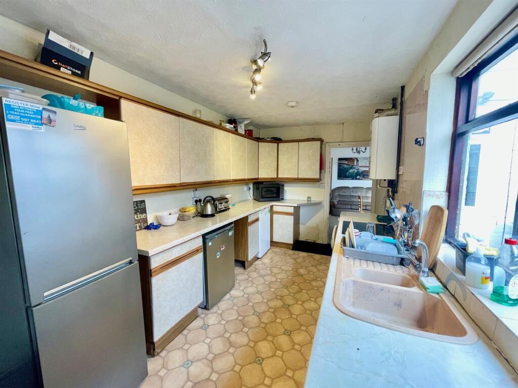 Kitchen 2.jpg