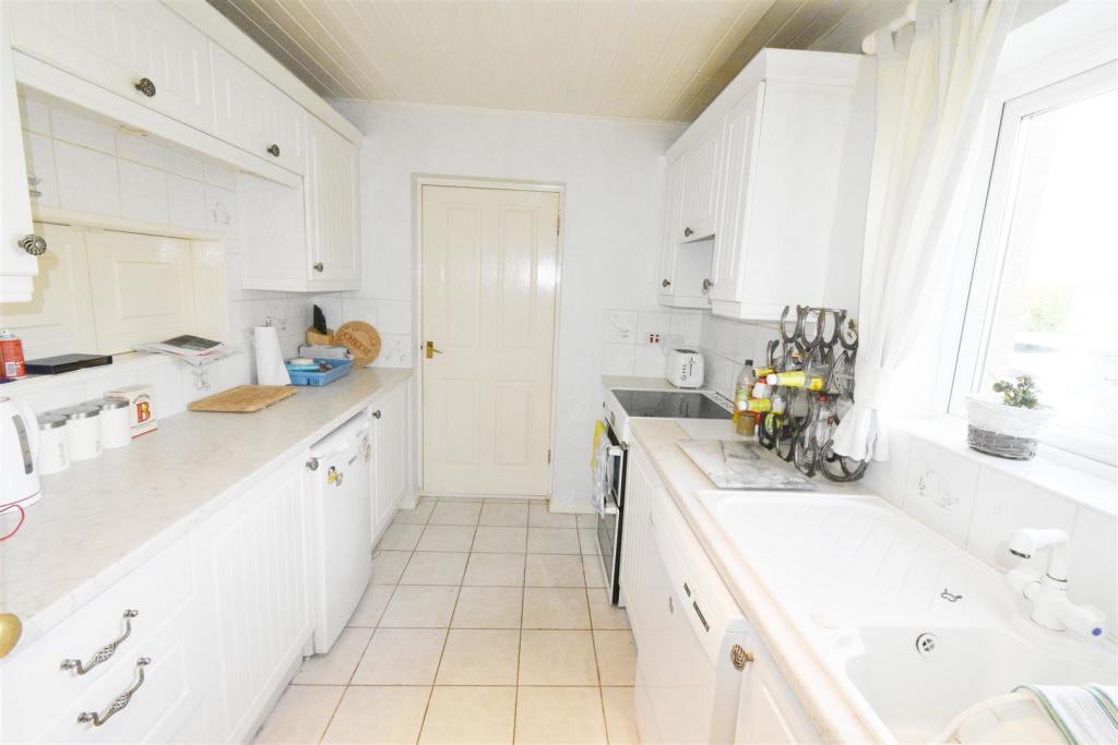 FITTED KITCHEN