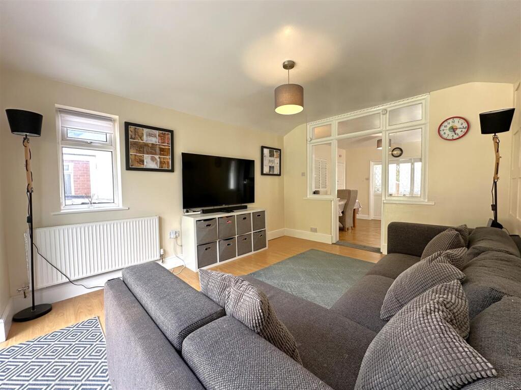 Sitting/ Family Room 936