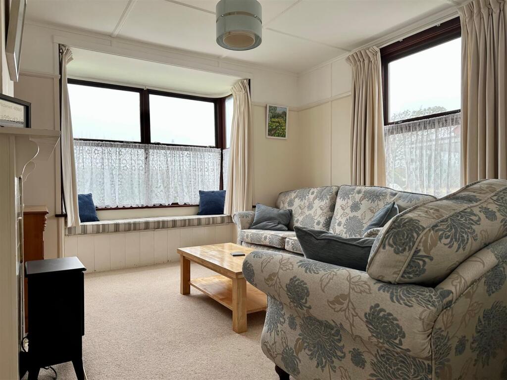 Living Room 3.jpg