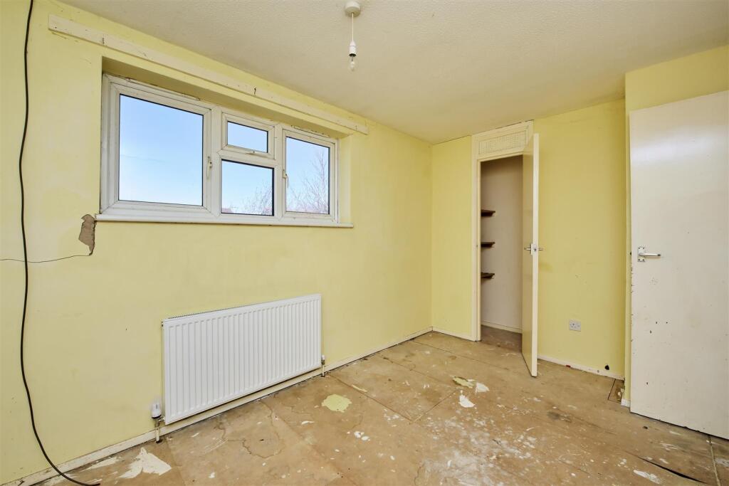 14-9 Jubilee Close Islip-3-DeNoiseAI-clear.jpg