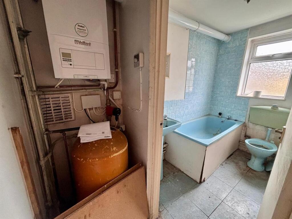 downstairs bathroom.jpg