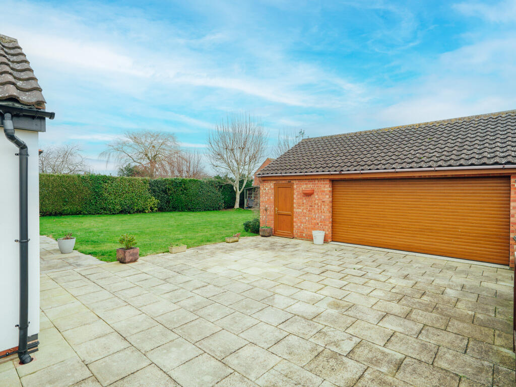 Double Garage &amp; Garden