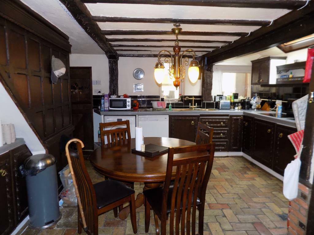 EAT-IN KITCHEN
