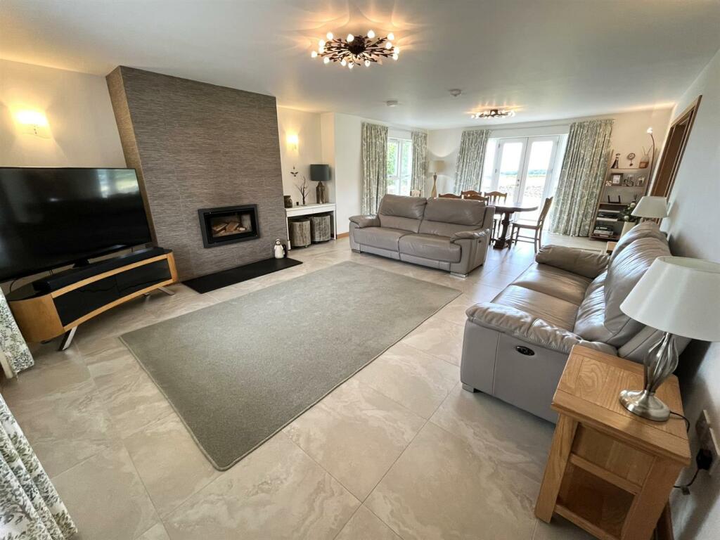 LOUNGE &amp; DINING AREA