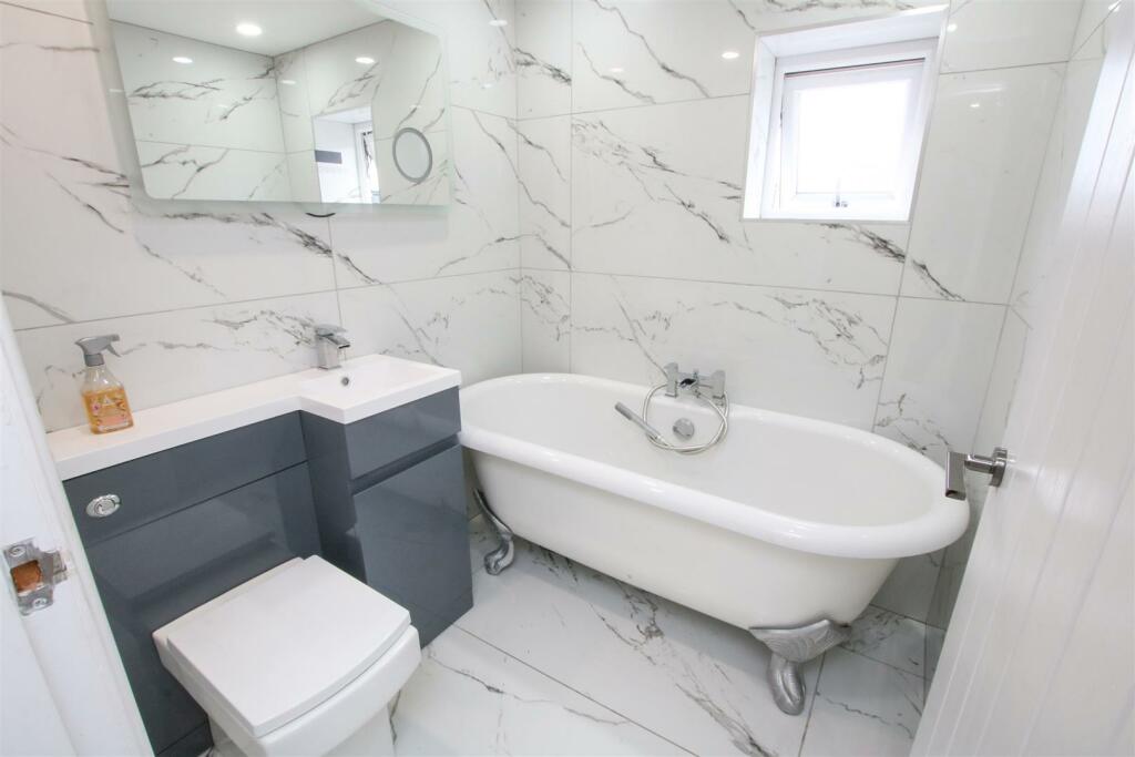 EN SUITE BATHROOM