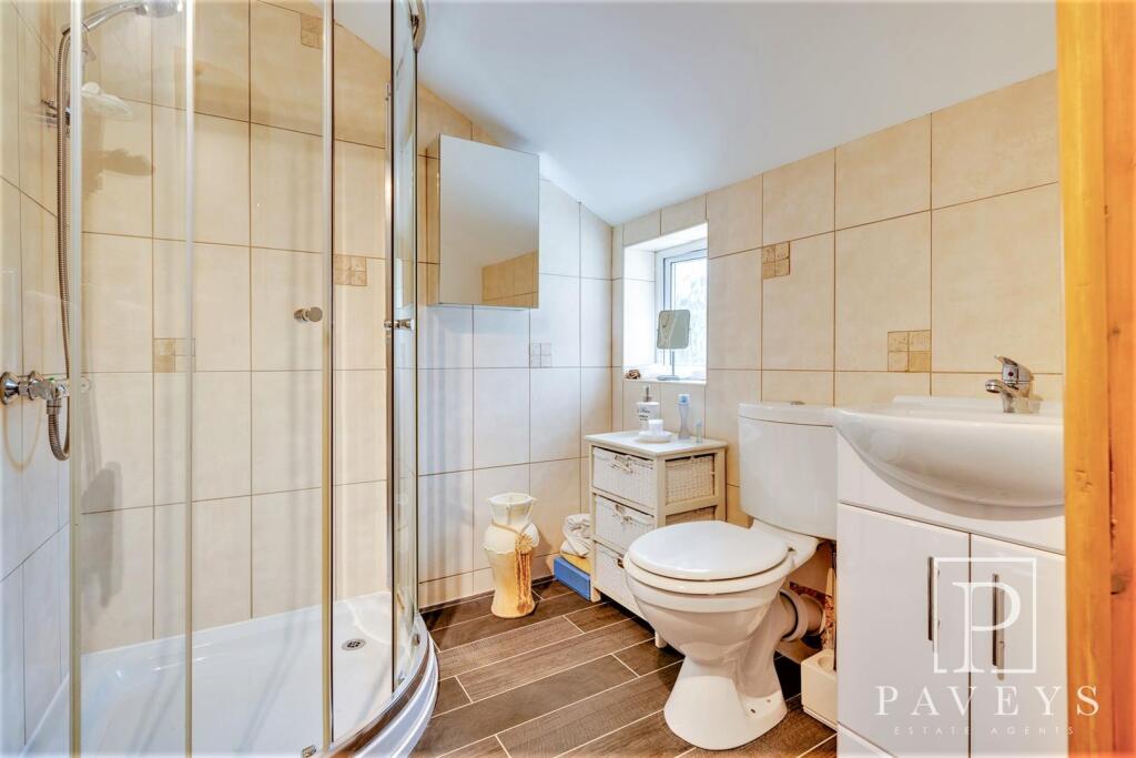 EN SUITE SHOWER ROOM