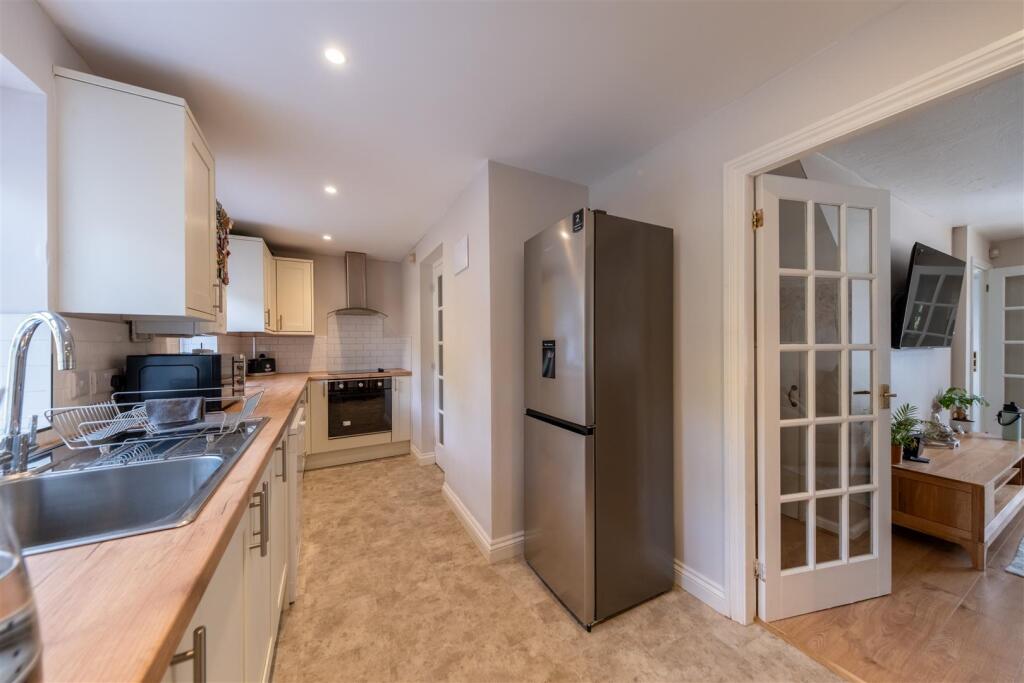 4 Hazelmere Close-002.jpg