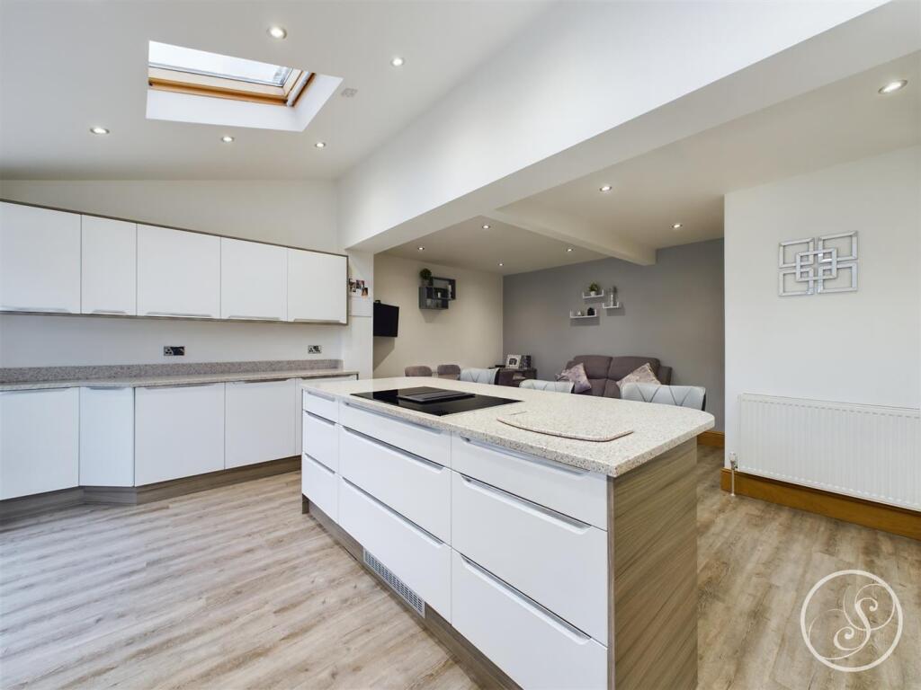 KITCHEN/DINER/FAMILY ROOM