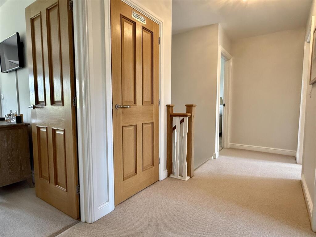 FIRST FLOOR LANDING