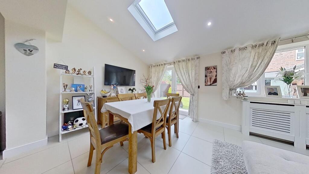 DINING/FAMILY ROOM