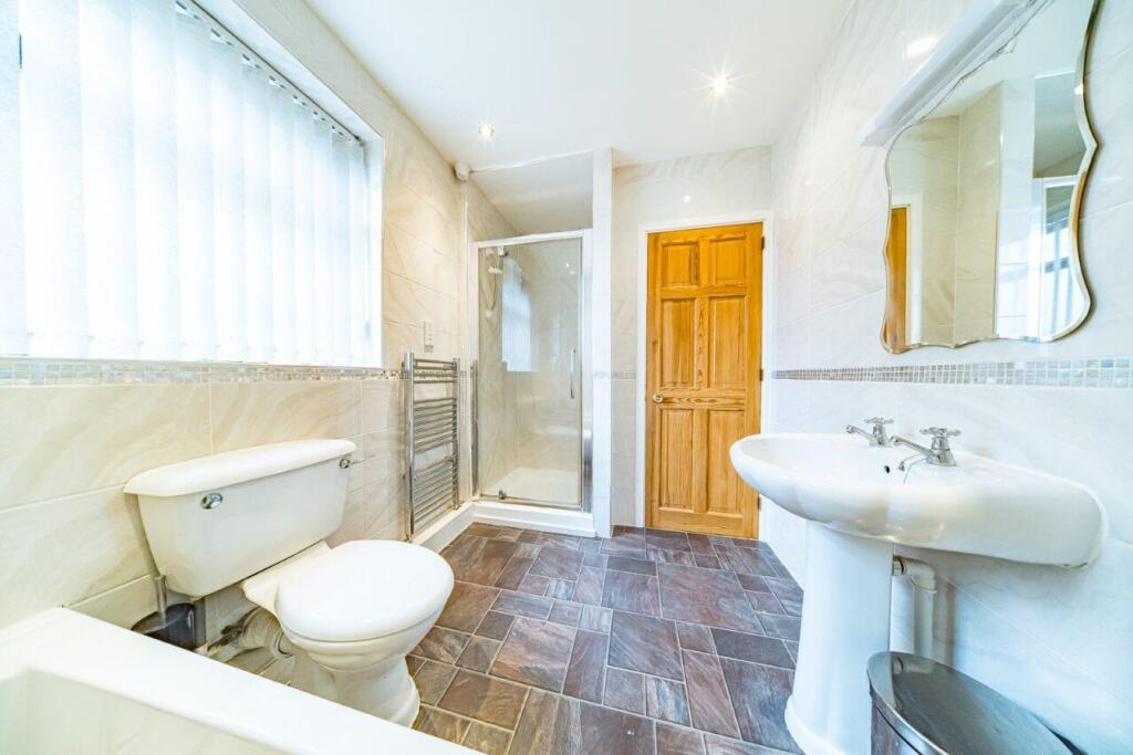 107 Old Lane bathroom 2.jpg