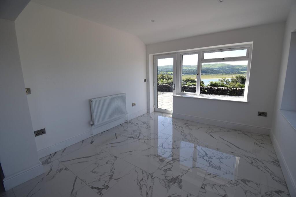 Sitting Area Kitchen_Breakfast 2.JPG