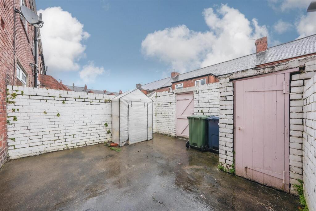 PRIVATE REAR YARD