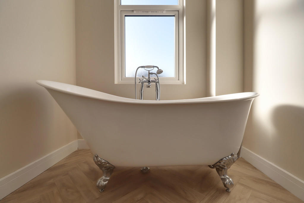 Roll Top Bath