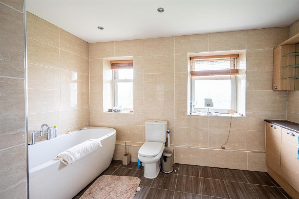 Bathroom (2).jpg