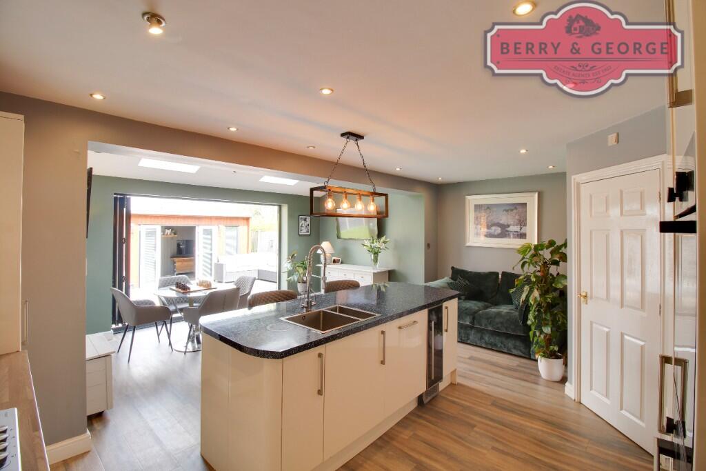 KITCHEN /FAMILY ROOM