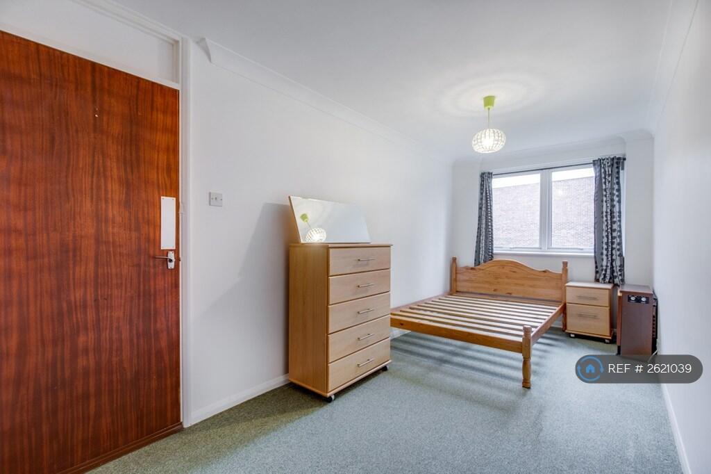 Huge  Master Bedroom Pic2