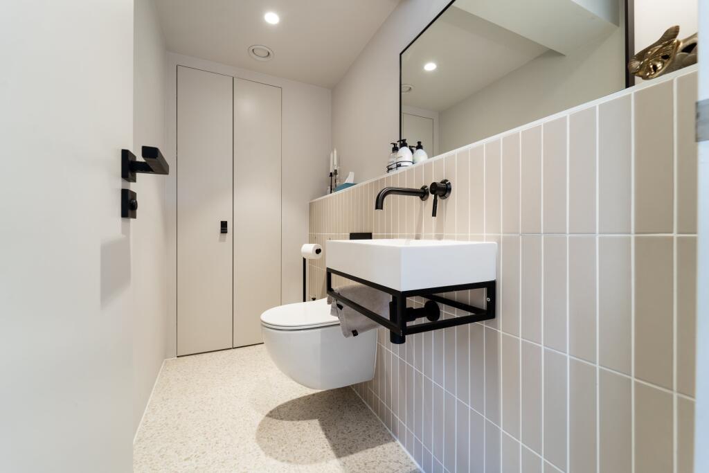 The Penthouse, Brist