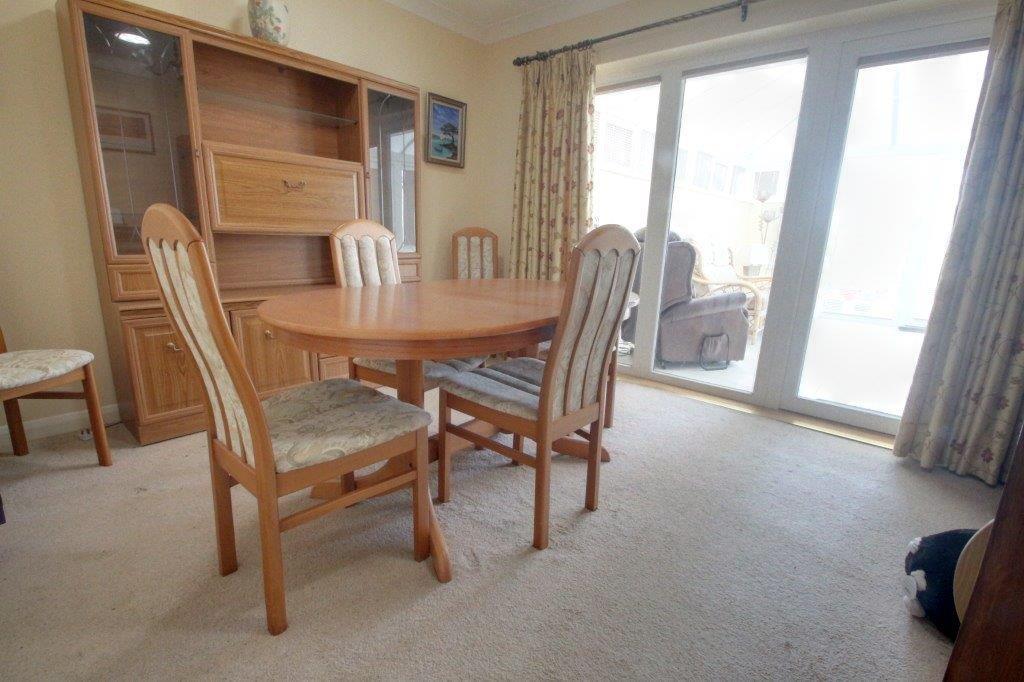 Bedroom 2/Dining