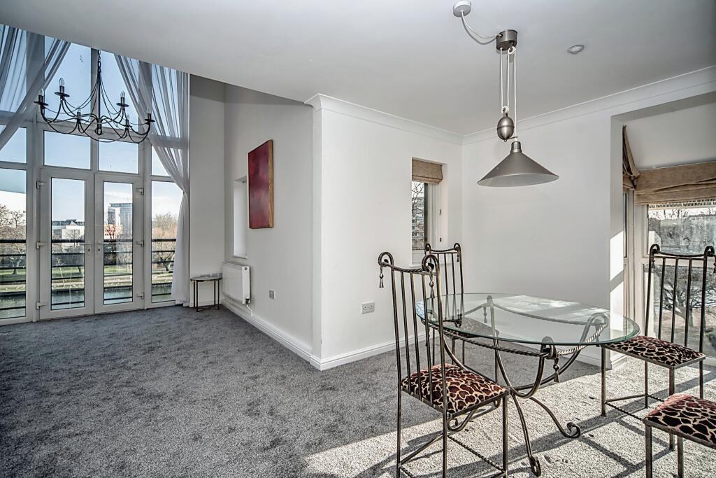 Lounge/Dining Room
