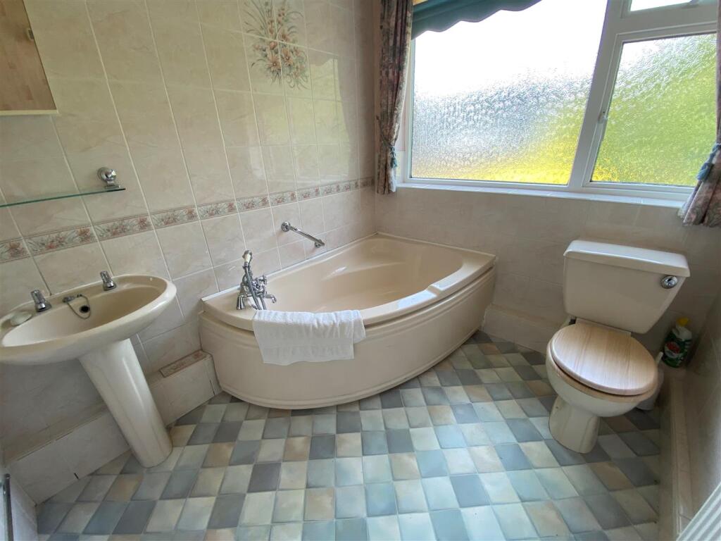 Bathroom 2.jpg