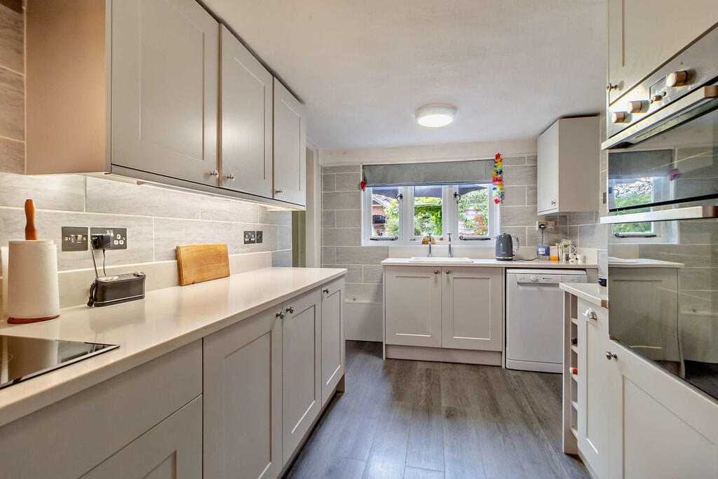 8618375-interior0...