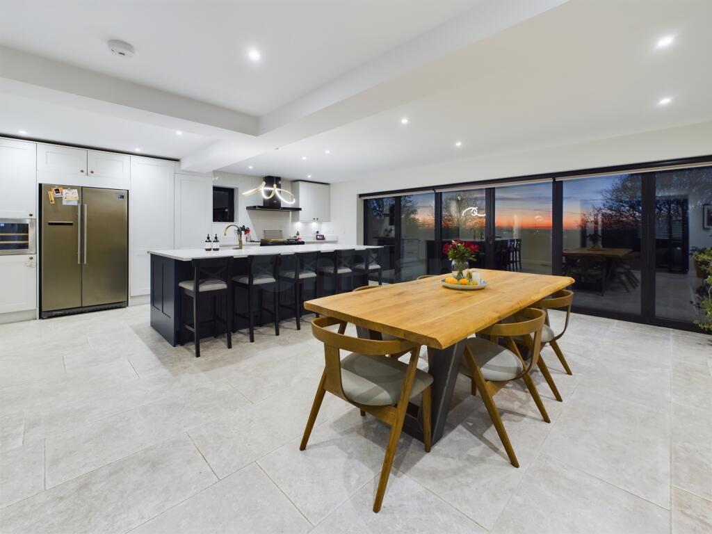 CAM04024G0-PR0013-STILL036