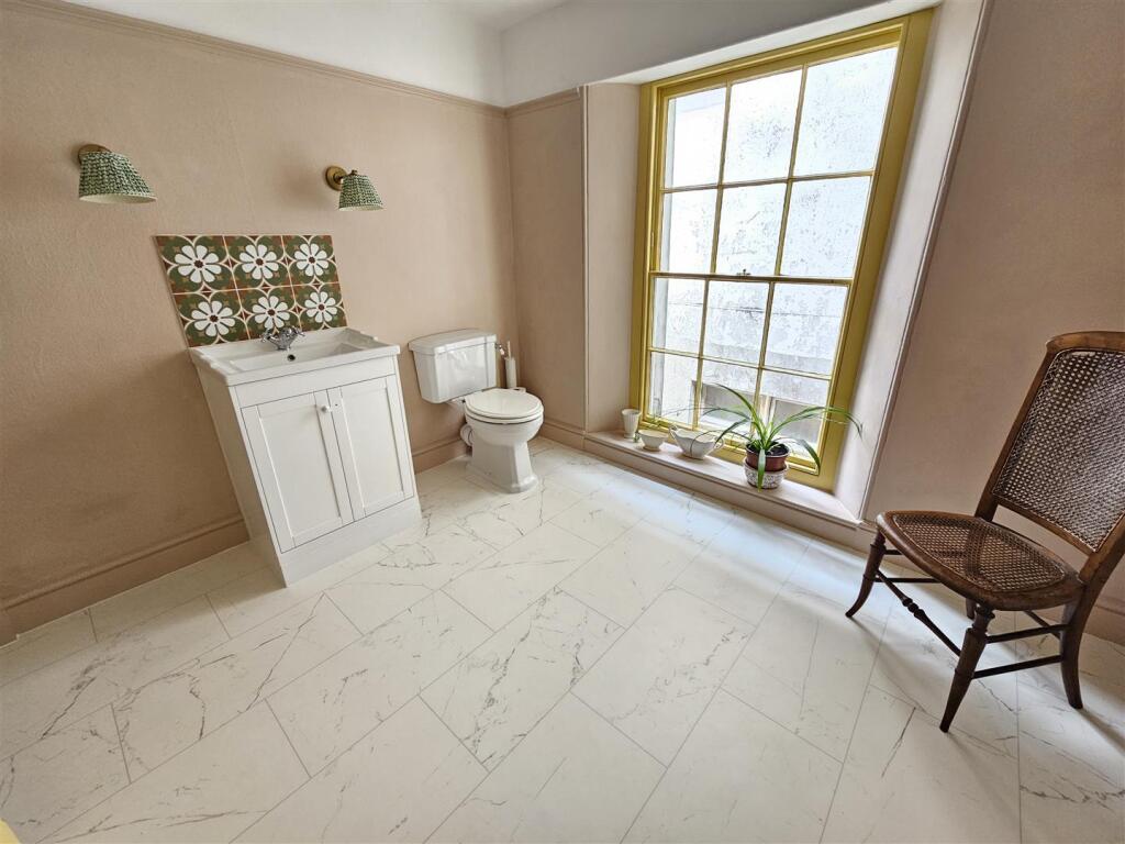 Bathroom 1.jpg
