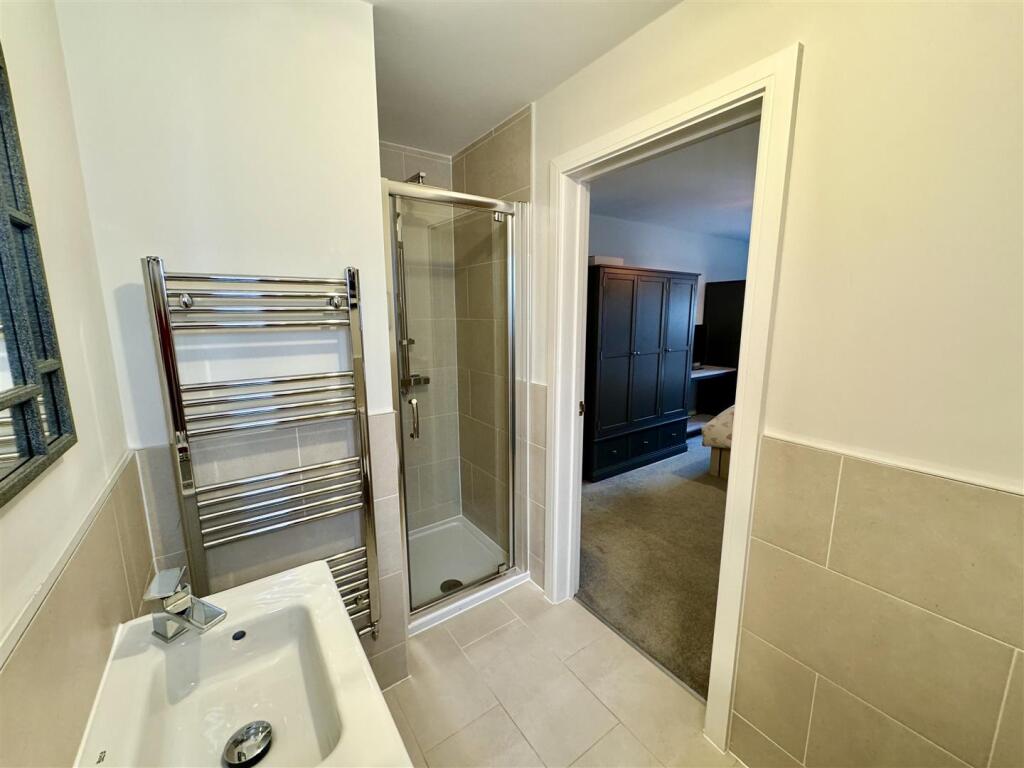 EN-SUITE SHOWER ROOM