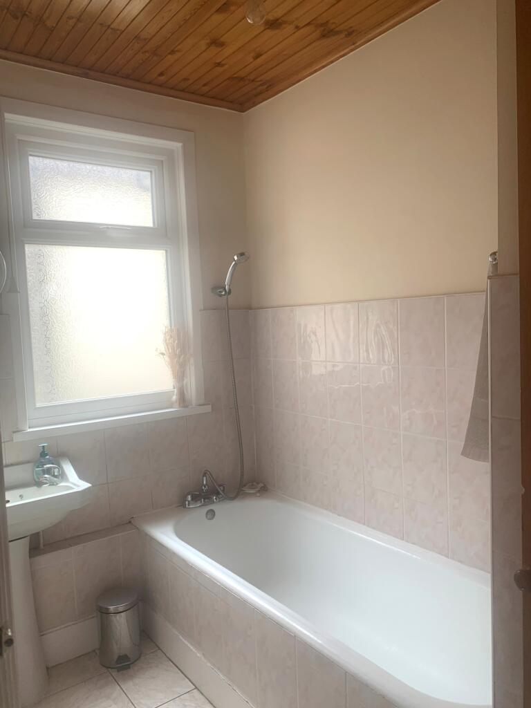 KINGS 2ND BATH