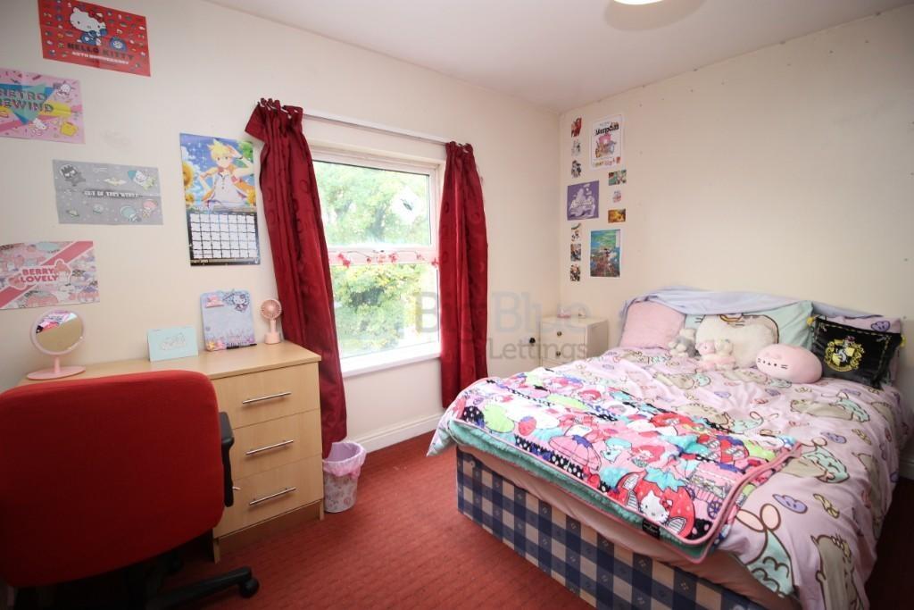 Cozy and tidy single bedroom featuring a comfor...