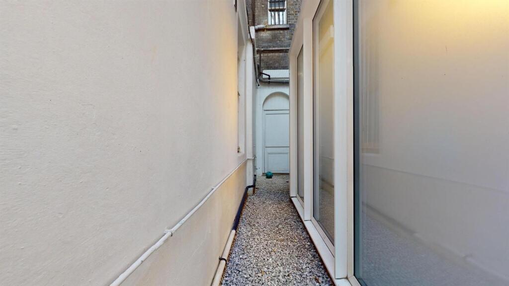 Flat 1 167 CRcourtyard2.2.jpg