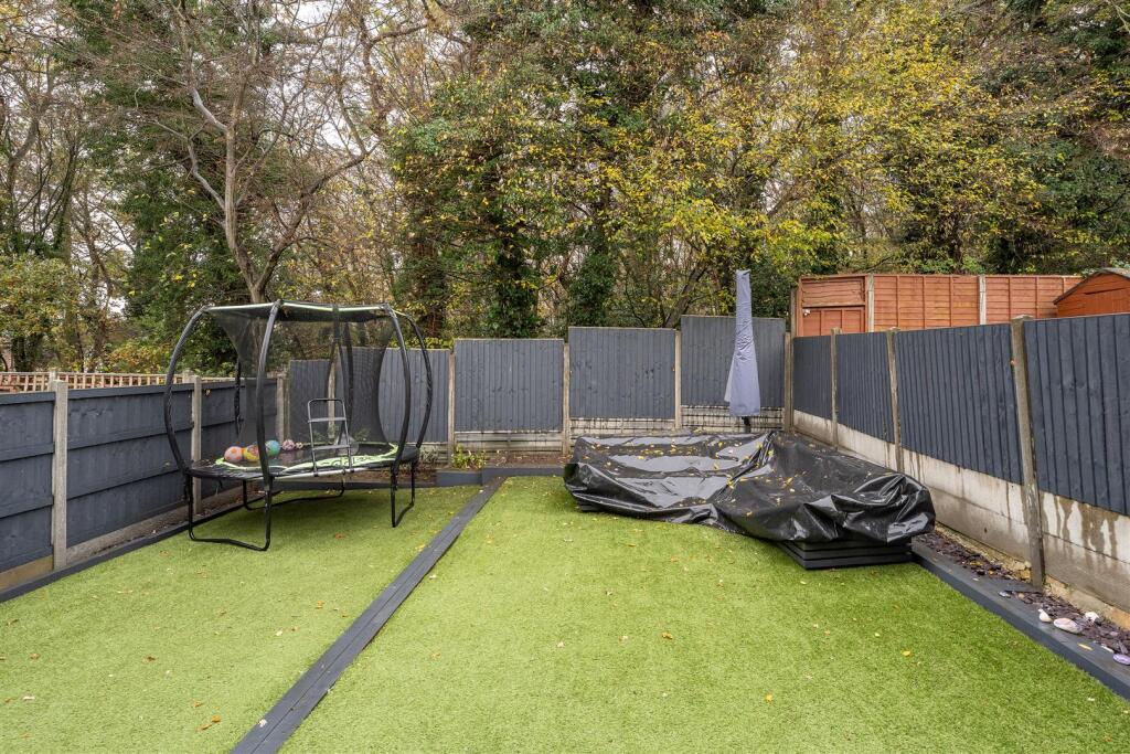 Larkshall Crescent E4