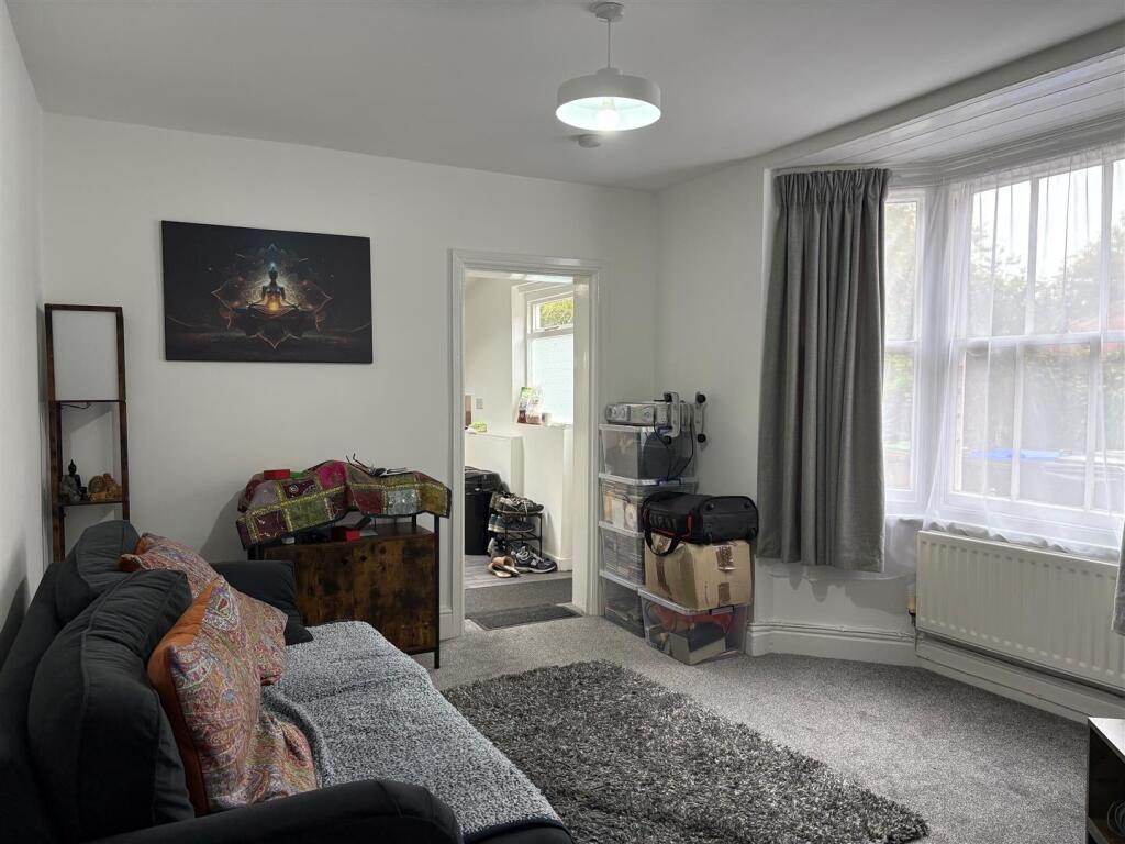 14b Badby Rd - Living Room.jpg