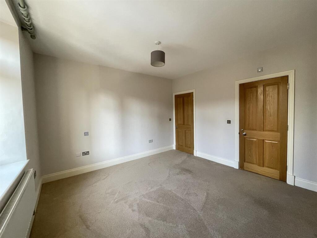 Main Bedroom (2).JPG