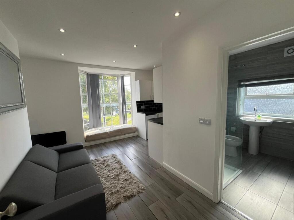 Flat 1, 109 West Street Living room.jpg