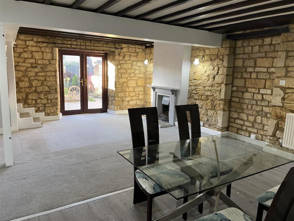 lounge and dining area.JPG