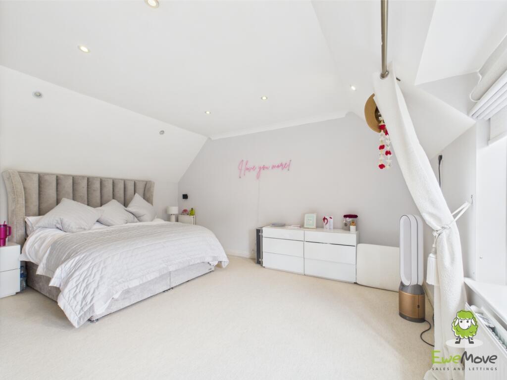 CAM03778G0-PR0239-STILL049