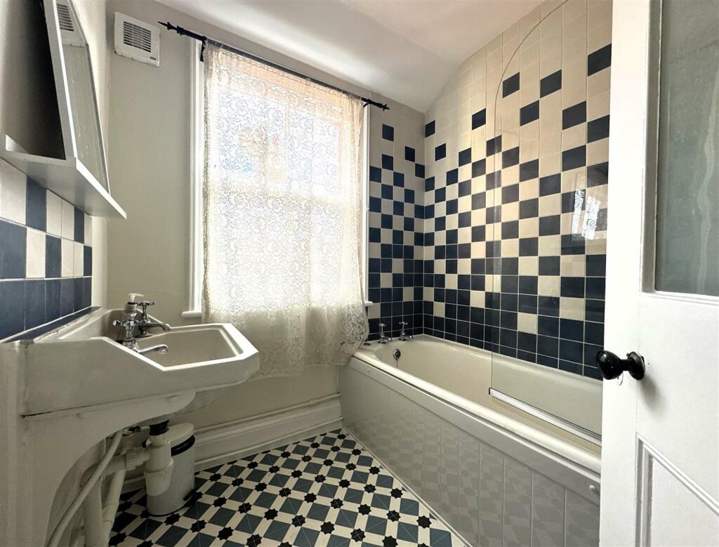 Bathroom 1.jpg