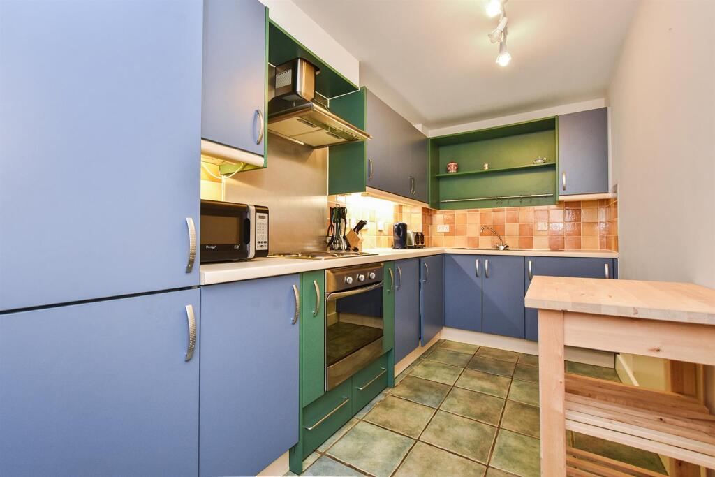 73 Lockes Wharf - Kitchen.JPG