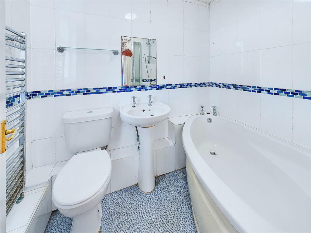 Back Bedroom En Suite.