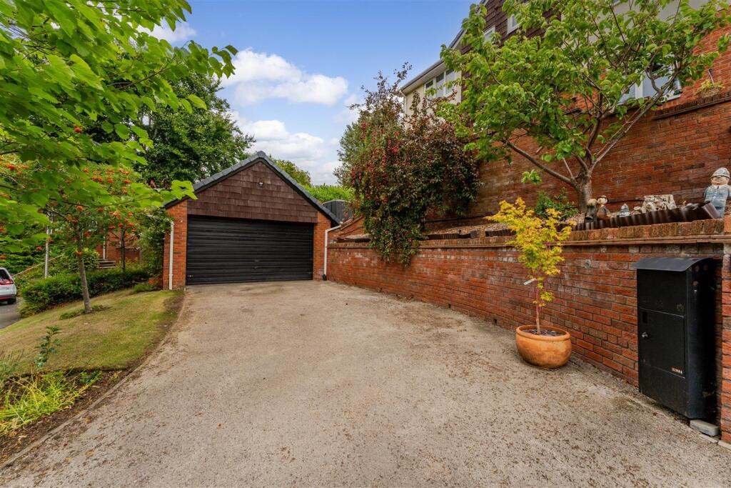 Double Garage &amp; Driveway