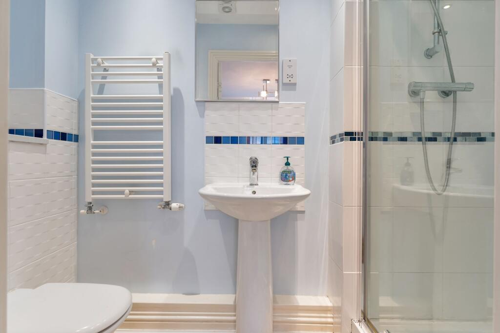 Principal Bedroom En-Suite